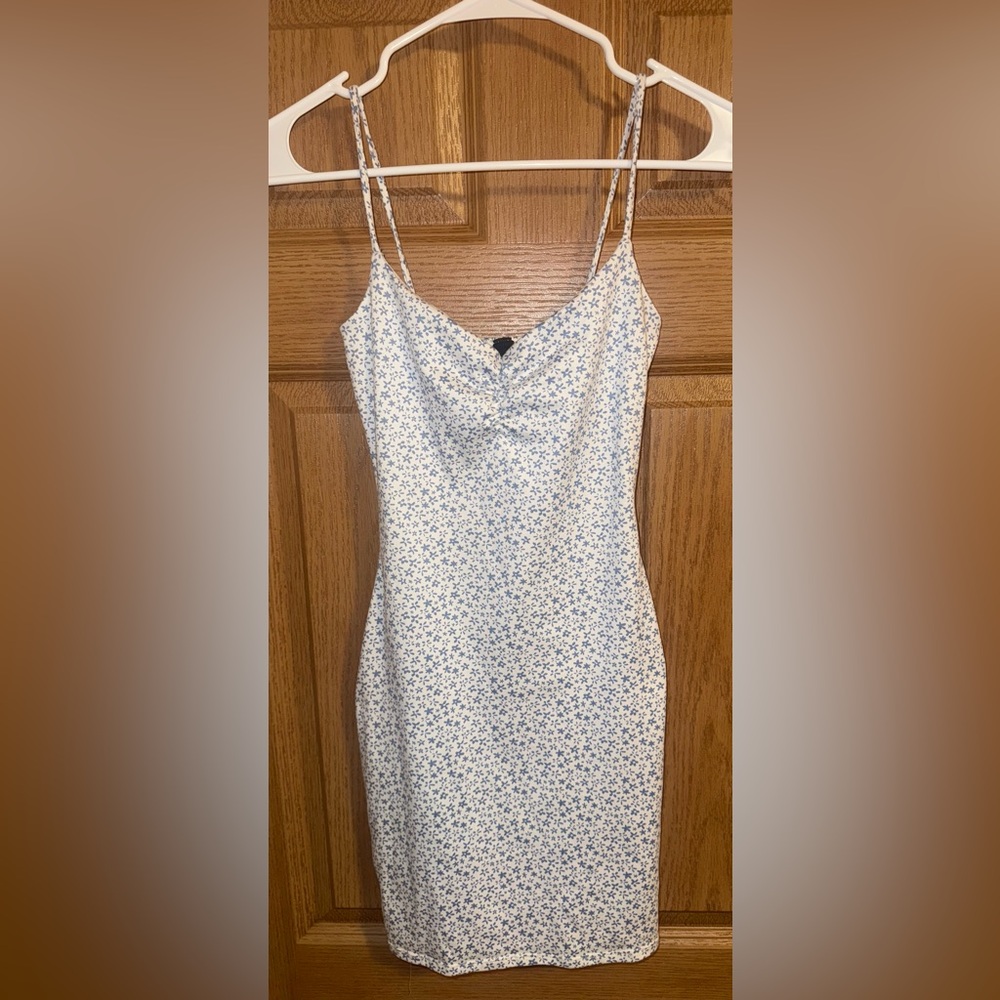 Cute Windsor sun dress white with blue flowers Womans small